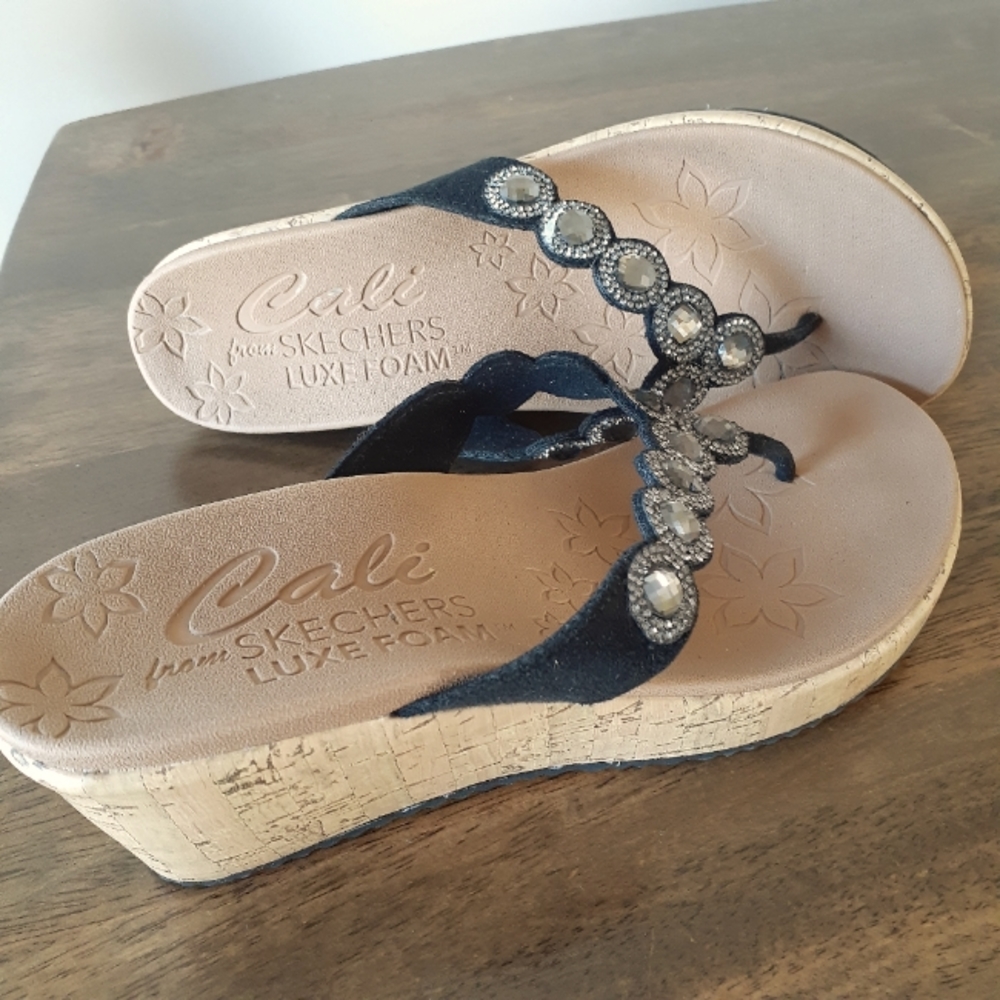 SKECHERS Beverlee Bizzy Babe Wedge Sandal, Black, Size 6.5